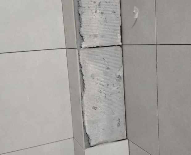 马龙瓷砖空鼓维修公司分享下瓷砖施工前基层浇水润湿程度不足，可能导致以下问题